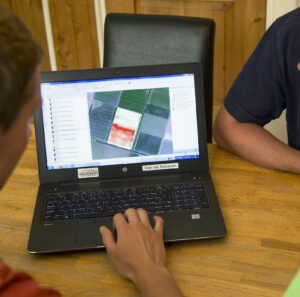 De satellietbeelden komen niet binnen in Akkerweb, maar gelukkig heeft Koen ze achter de hand. Op de 10 dagen oude beelden is de mindere plek in de uien niet terug te zien.