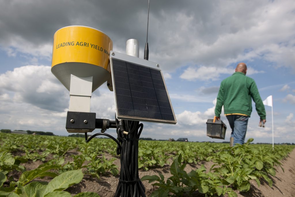 Vochtsensor in een perceel. Helpt samen met open data over weer en grond, weeradviezen e.d. op tijd te beregenen.