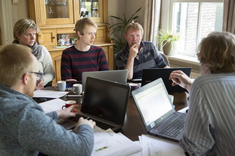 Familie Sterenborg luistert aandachtig naar expert Thomas Been die advies geeft over de aanpak van aardappelcysteaaltjes. Links ook expert Johan Booij.