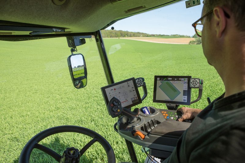 Spuiten op basis van taakkaarten met de Challenger-zelfrijder. “Gunstig om de milieu-impact te verlagen, en doordat de bespuitingen kostbaar zijn, is er ook snel rendement te halen“, zegt Cerfontaine.