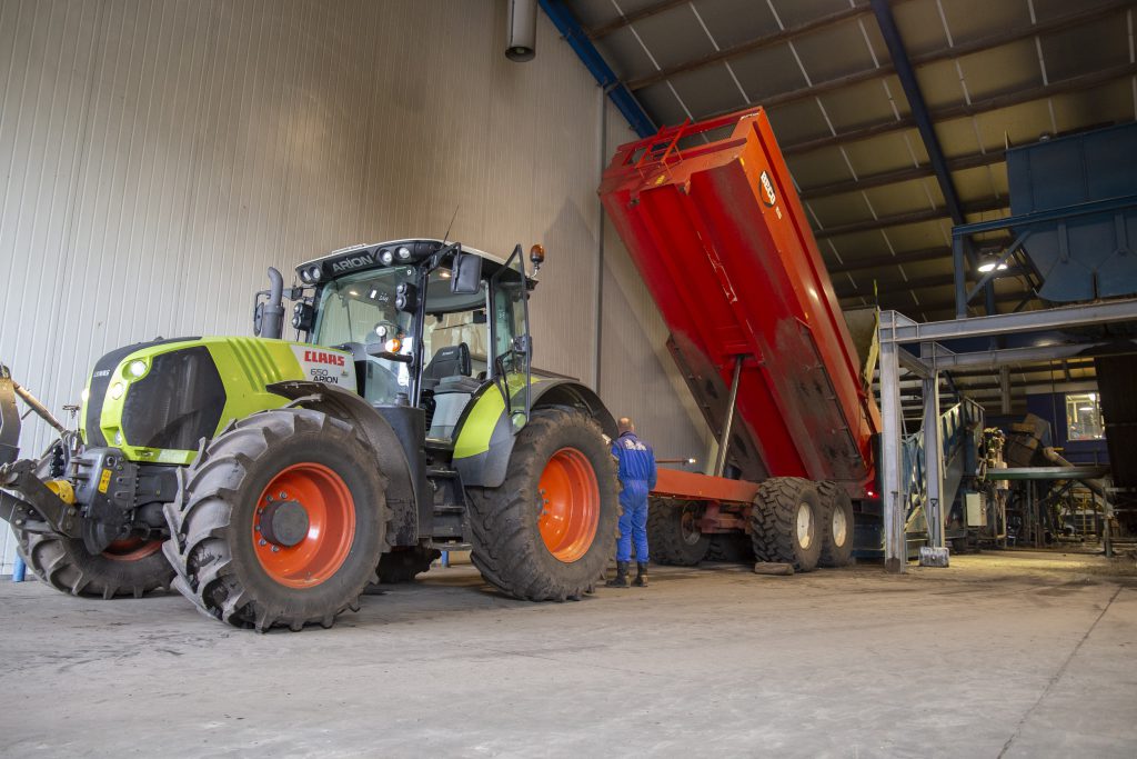 Begin december is de leliebollenoogst in volle gang. Huetink teelt jaarlijks 140 ha lelies op huurgrond voor afnemers over de hele wereld.