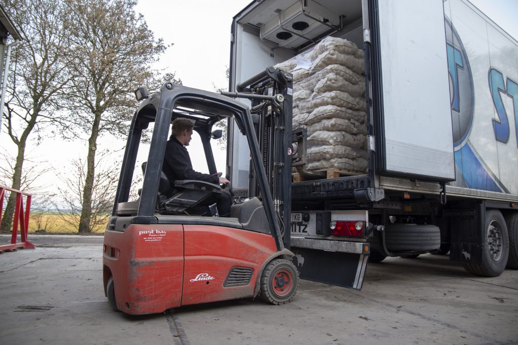 Stan laadt tussendoor zes pallets pootgoed voor de export. “Deze auto had hier een aantal dagen geleden al moeten zijn.”