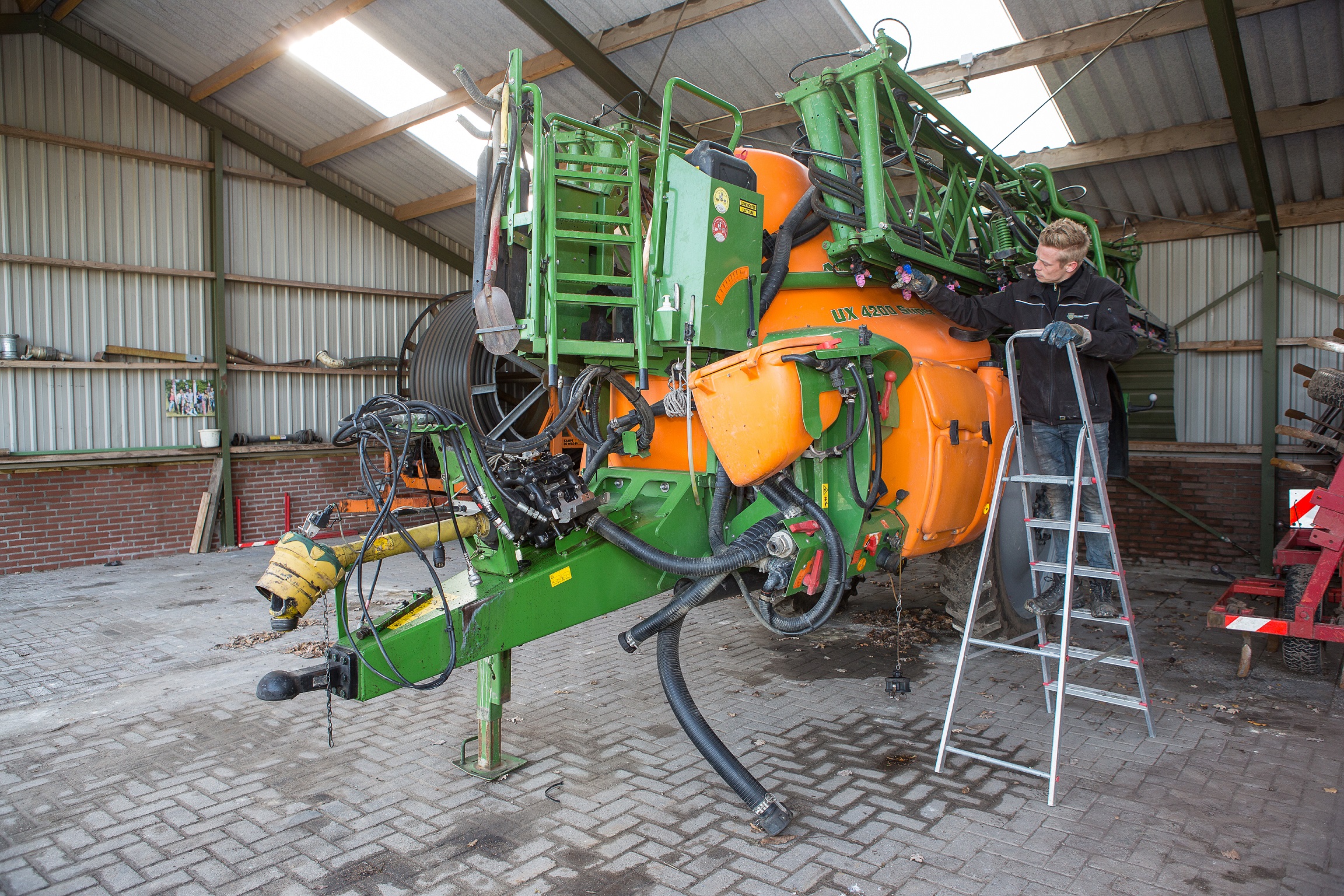 Dit voorjaar komt er een nieuwe spuit bij. Gewasverzorging voor derden maakt investeringen rendabel die enkel op het eigen areaal niet uit zouden kunnen.