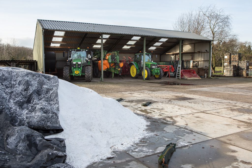 Veel doen met weinig. De veldschuur herbergt enkel de hoognodige machines, poten en rooien gaat in samenwerking met de loonwerker. Met