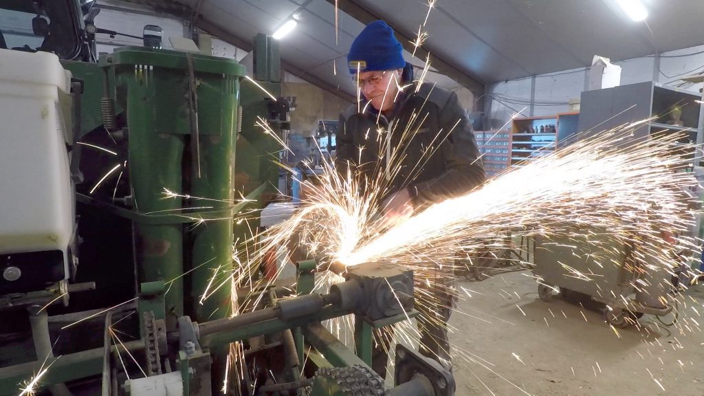 De slijptol wordt in de mechanische aandrijving van de pootelementen gezet. Om de pootafstad te kunnen variëren worden die voortaan met een hydromotor aangedreven.