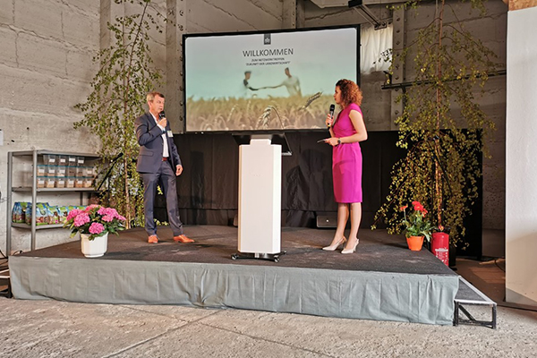 Corné Kempenaar spreekt op een netwerkbijeenkomst over samenwerking op het gebied van precisielandbouw.