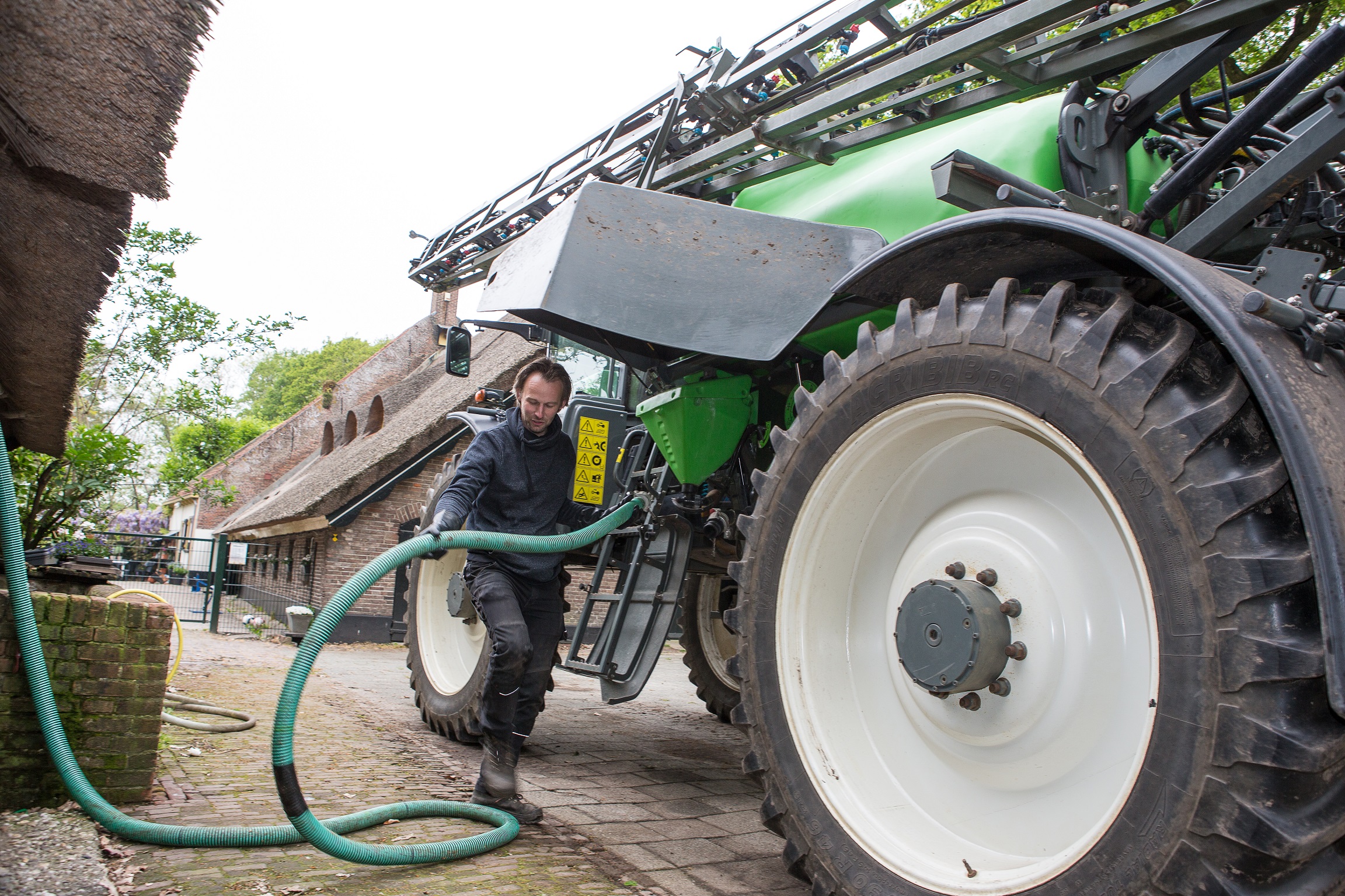 Vorig jaar kon hij beschikken over een moderne Fendt-spuit. Nu werkt hij weer met zijn eigen Tecnoma. "Je merkt wel het verschil van een aantal jaren ontwikkeling."