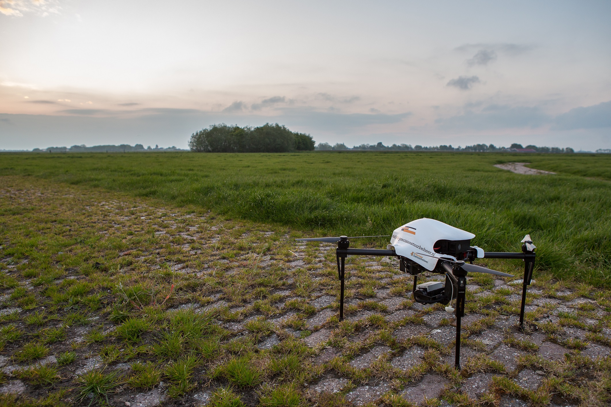 Om half zes was het gezelschap op het bedrijf van Gerard. Het opstarten van de drone nam slechts enkele minuten in beslag. Even later vloog de drone met warmte- en daglichtcamera over de percelen waarvan het vermoeden bestond dat er weidevogels aanwezig zijn.