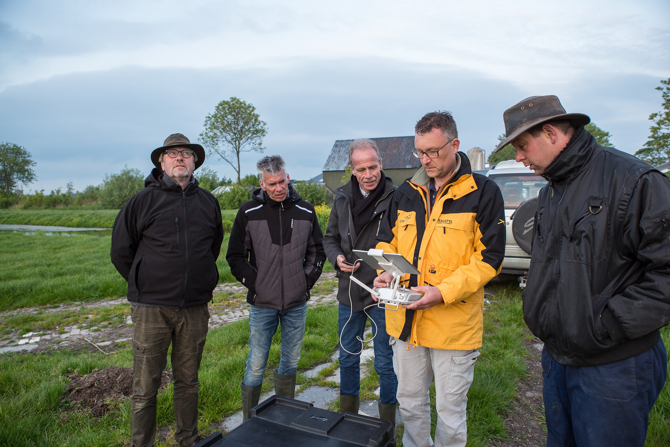 Vorige week hebben mensen van weidevogelwacht Rijpwetering en omstreken en 4d Precisie Natuurbeheer, samen met WUR-begeleider Herman van Schooten en Gerard Mul, de eerste praktijkvlucht gemaakt om vogelnesten te vinden.