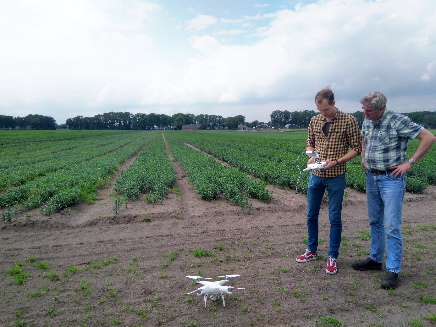 Kaz geeft uitleg aan Sjaak hoe de drone te gebruiken.