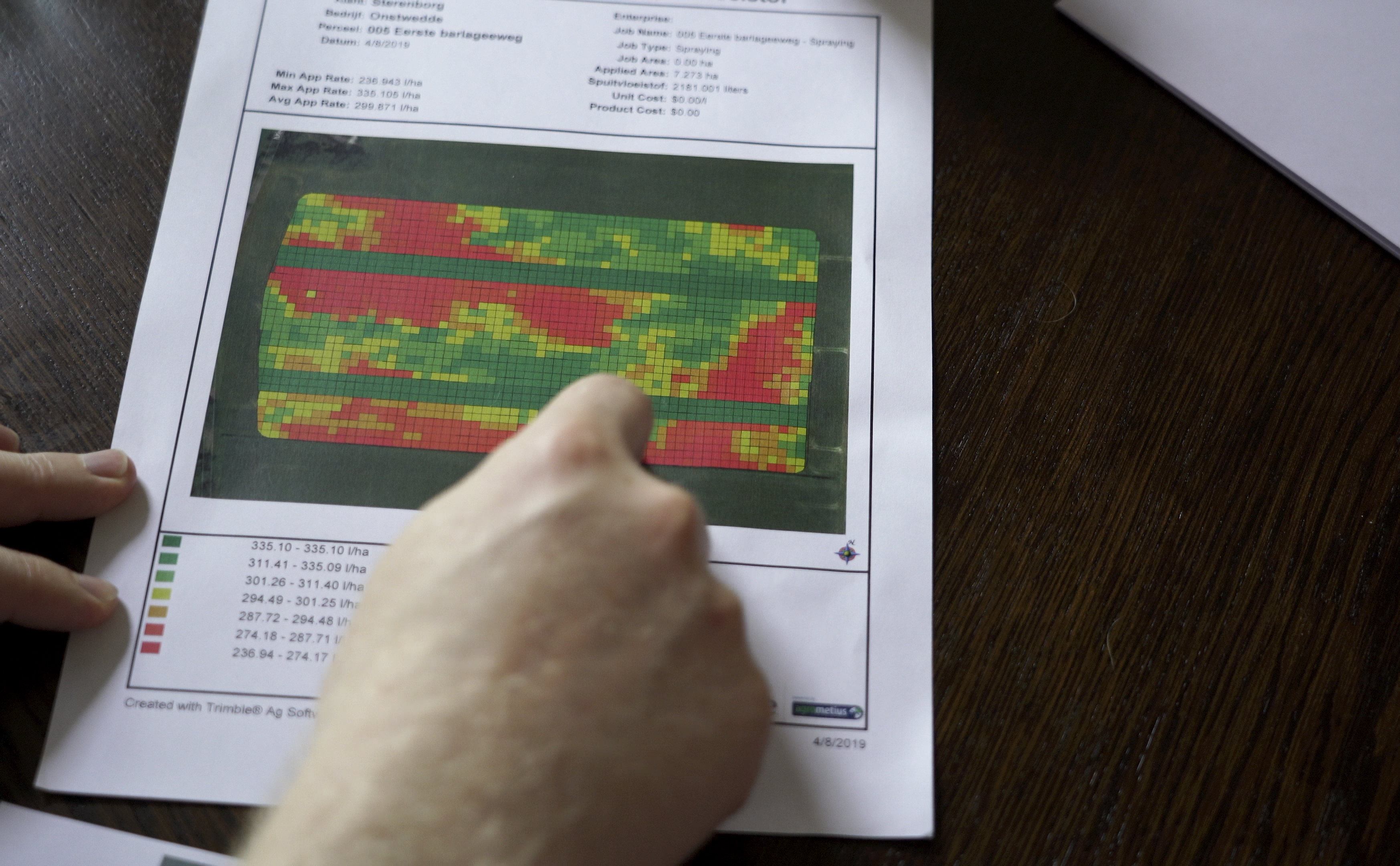 De bodemherbiciden taakkaart voor perceel Eerste Barlageweg met 3x3 m grote grids en variatie in dosering van 235 tot 335 l/ha. Nanne wijst een van de twee 9 m brede referentiestroken aan die de standaarddosering (300 l/ha) kregen.