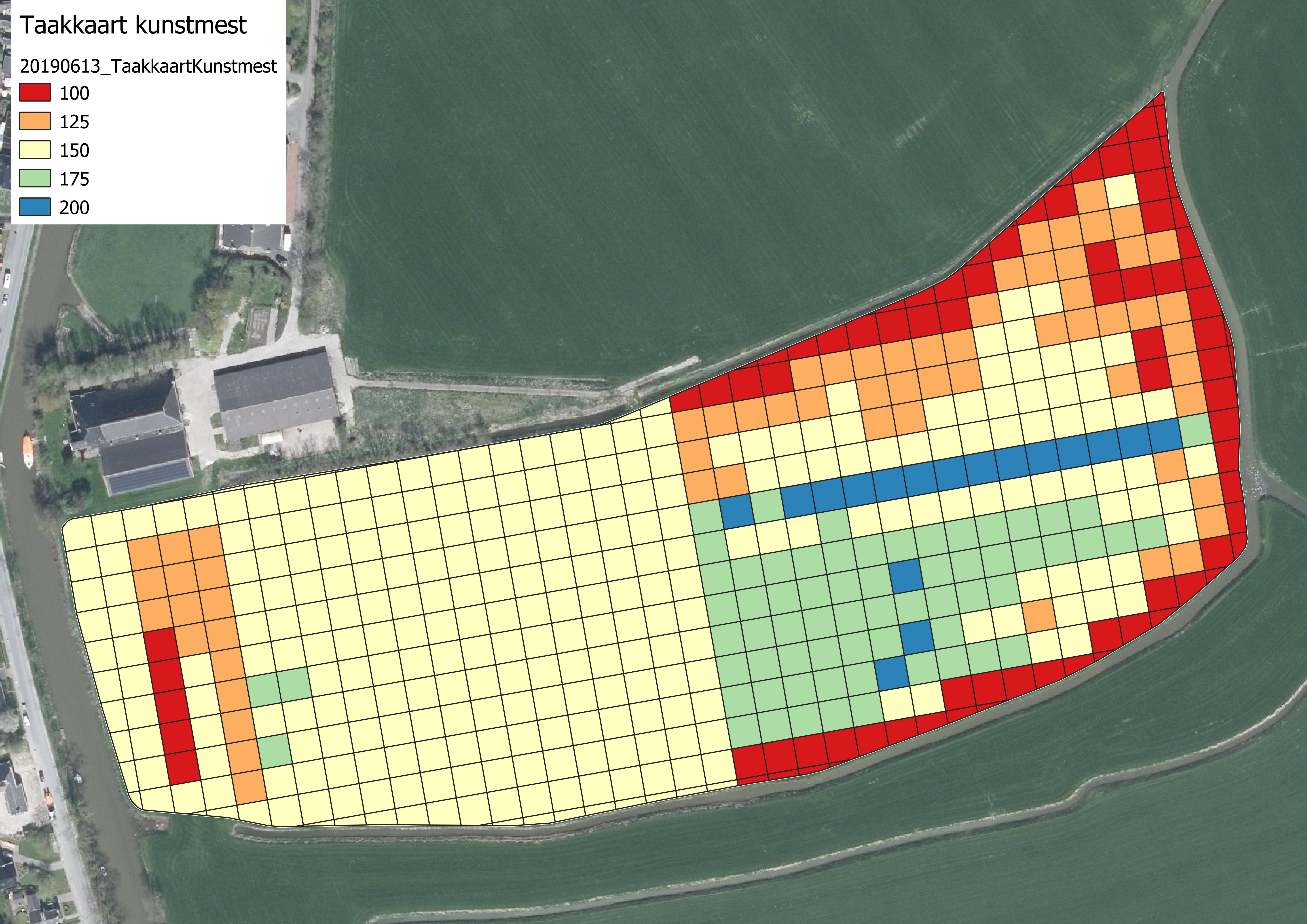 Kaart 3: stikstofopbrengst 1ste snede Deze kaart laat de stikstofopbrengst (N/ha) van de eerste snede zien. Deze snede is op 24 april 2019 gehakseld met een hakselaar met NIR-opbrengstmeting. Uit de droge stofopbrengst en het ruw eiwitgehalte van het gras is de stikstofopbrengst berekend.