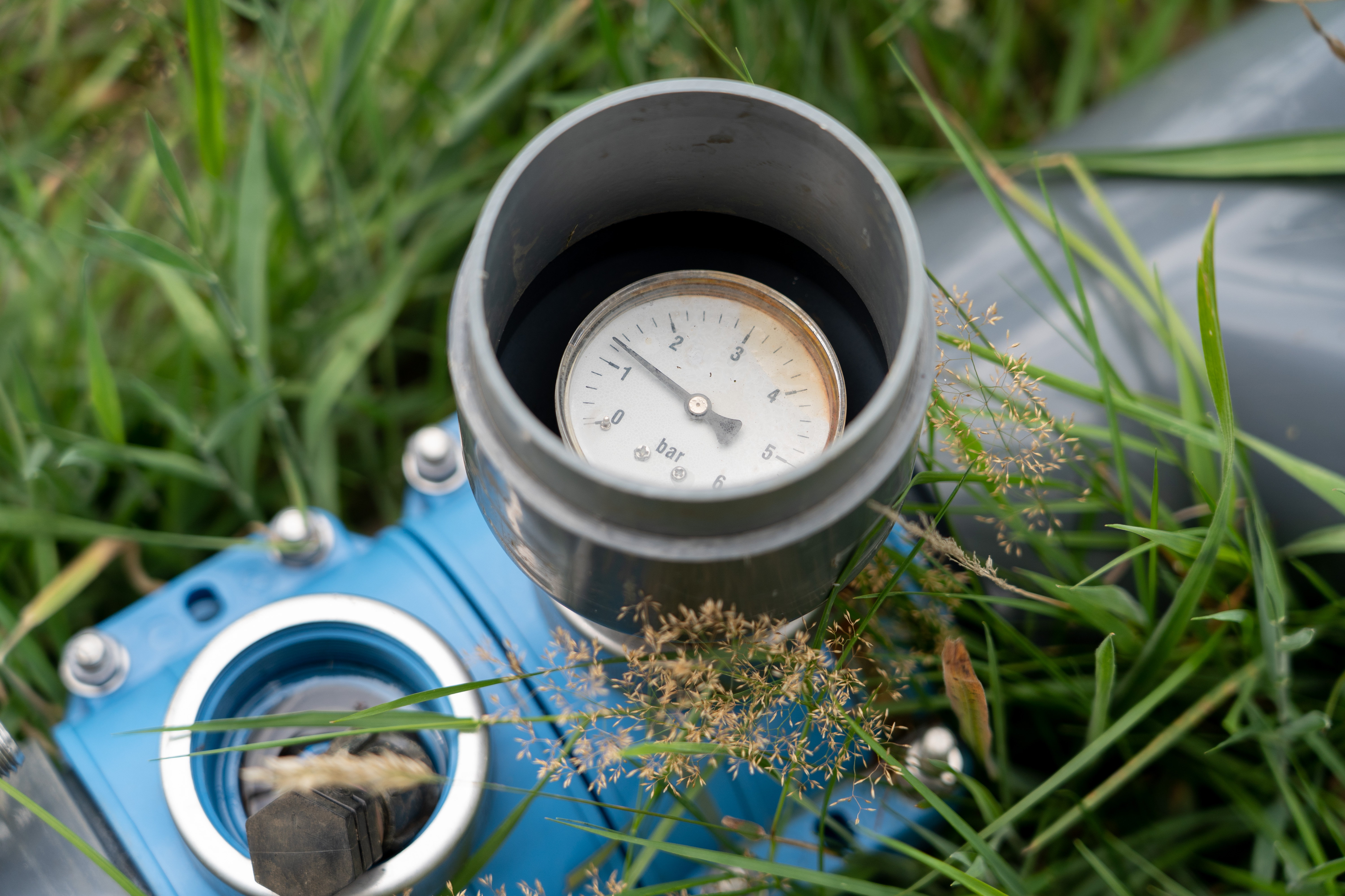 Beregening op maat, hier via druppelirrigatie, geeft controle over het juiste moment (niet te laat) van beregening. Het werkt een efficiënt gebruik water in de hand.