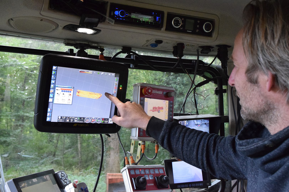 NPPL-deelnemer Pieter van Leeuwen Boomkamp wijst op het scherm naar een aardappel opbrengstkaart gegenereerd door het Topcon YieldTrakk opbrengstmeetsysteem op zijn getrokken Grimme aardappelrooier. - Foto: Topcon