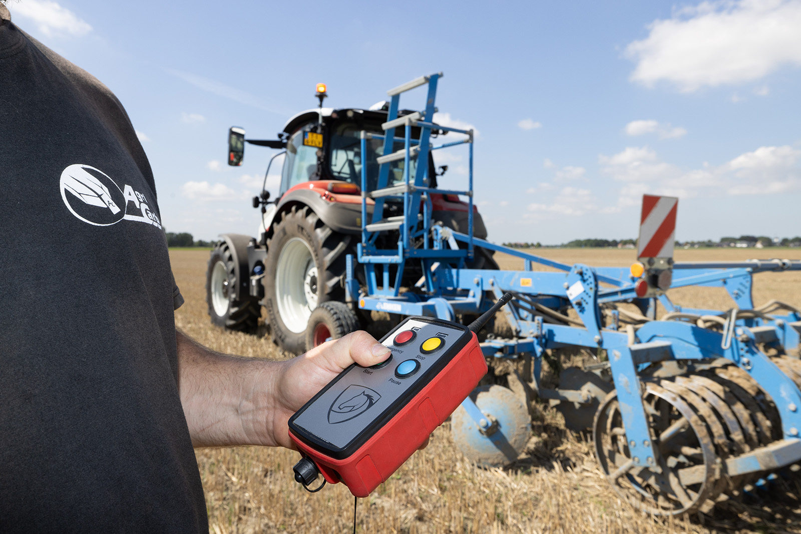 Om de trekker te kunnen laten rijden moet óf voortdurend een groene knop worden ingedrukt óf moet iemand op de bestuurdersstoel van de trekker zitten.