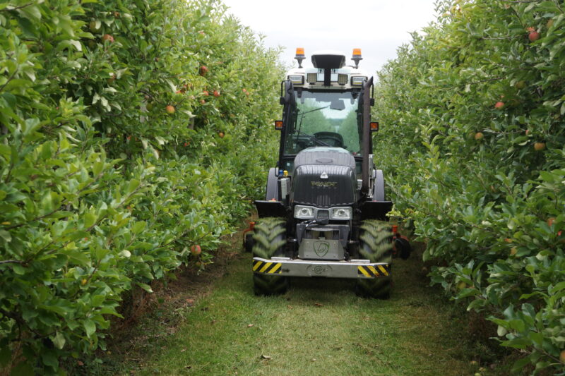 Peter Baars zou het graag zien als werktuigen sensoren krijgen en zelf reageren op veranderende omstandigheden . “Bijvoorbeeld een maaier kun je dan autonoom breed laten werken waar dat kan, en smaller waar dit moet”. Foto: Joost Stallen